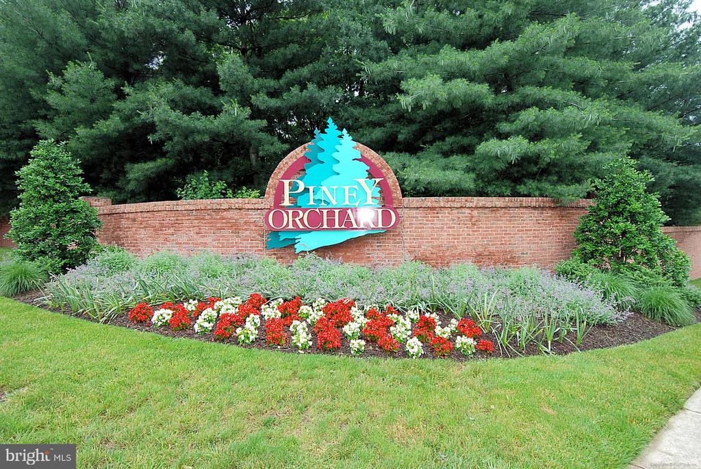 8742 Orchard Green Ct