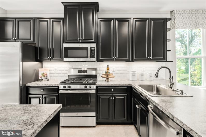185 Woodgate Cir #Clarendon-Midlevel