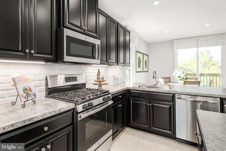185 Woodgate Cir #Clarendon-Midlevel
