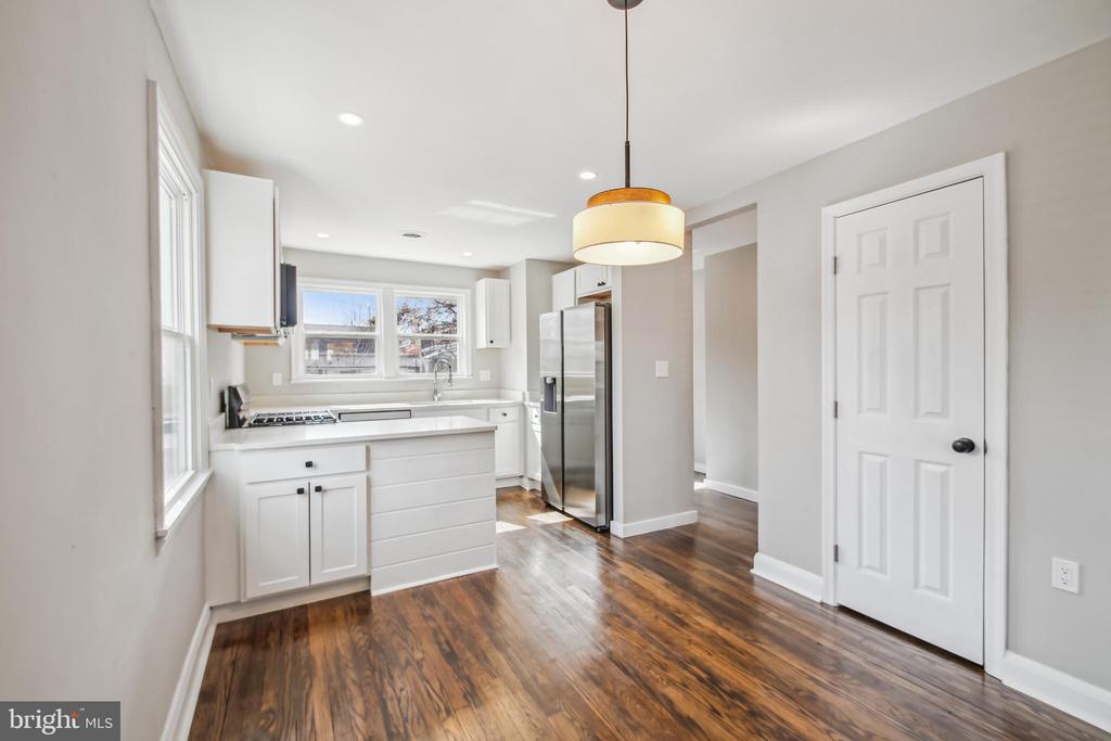 201 W Riverview Rd