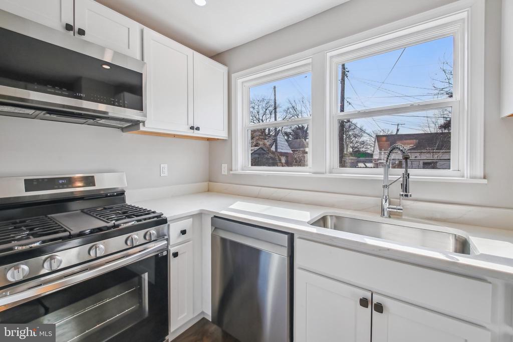 201 W Riverview Rd