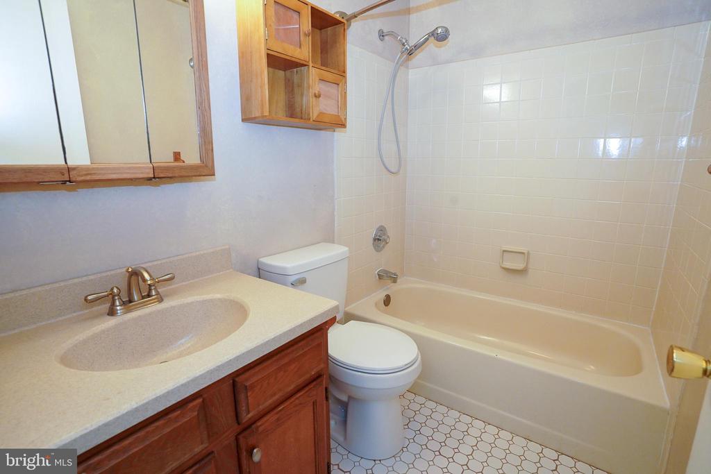 7862 CENTERGATE CT