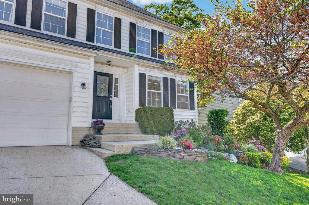 452 LARKSPUR LANE