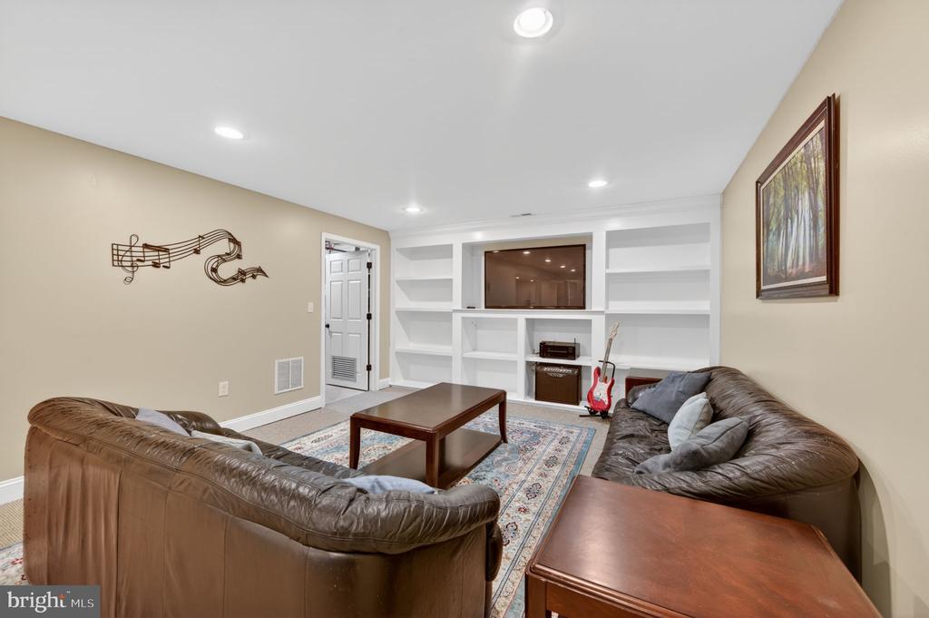 452 LARKSPUR LANE