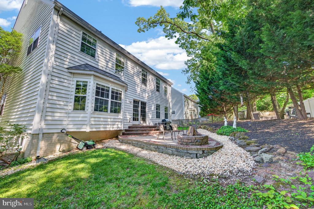 452 LARKSPUR LANE