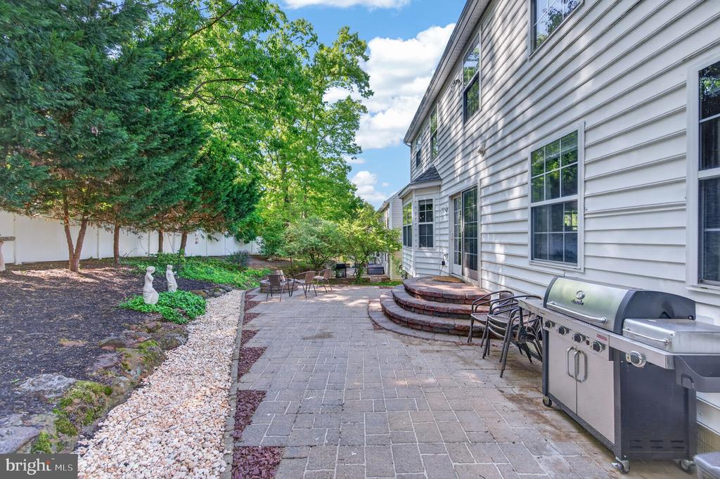 452 LARKSPUR LANE