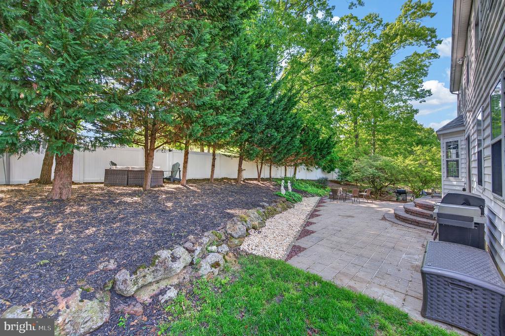 452 LARKSPUR LANE