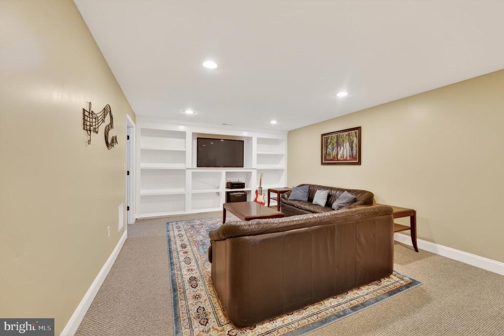 452 LARKSPUR LANE