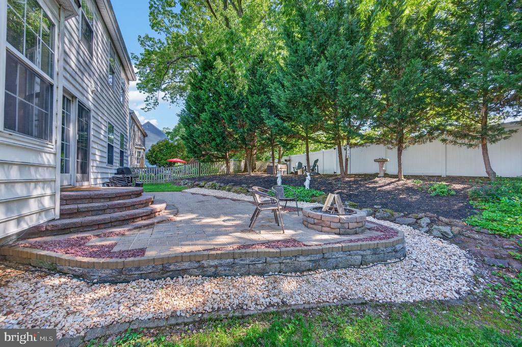 452 LARKSPUR LANE