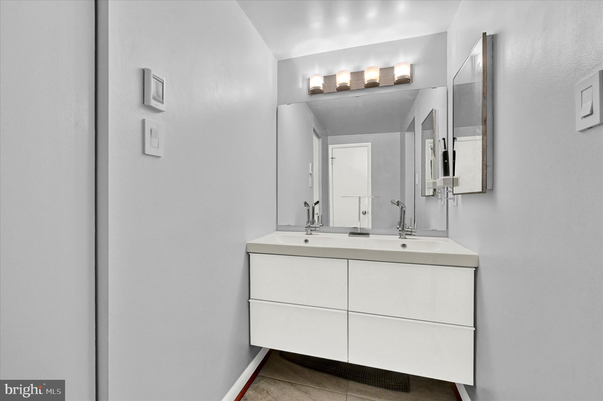 15 Cross Keys ROAD Unit: 15C