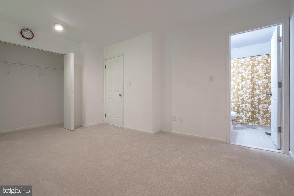 1022 Dartmouth Glen Way