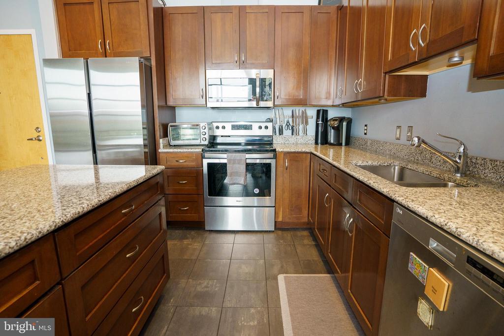 2772 LIGHTHOUSE PT E #402