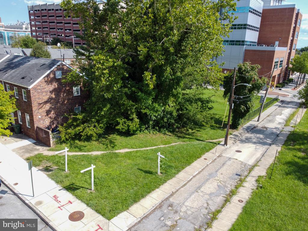 923 W Fayette St