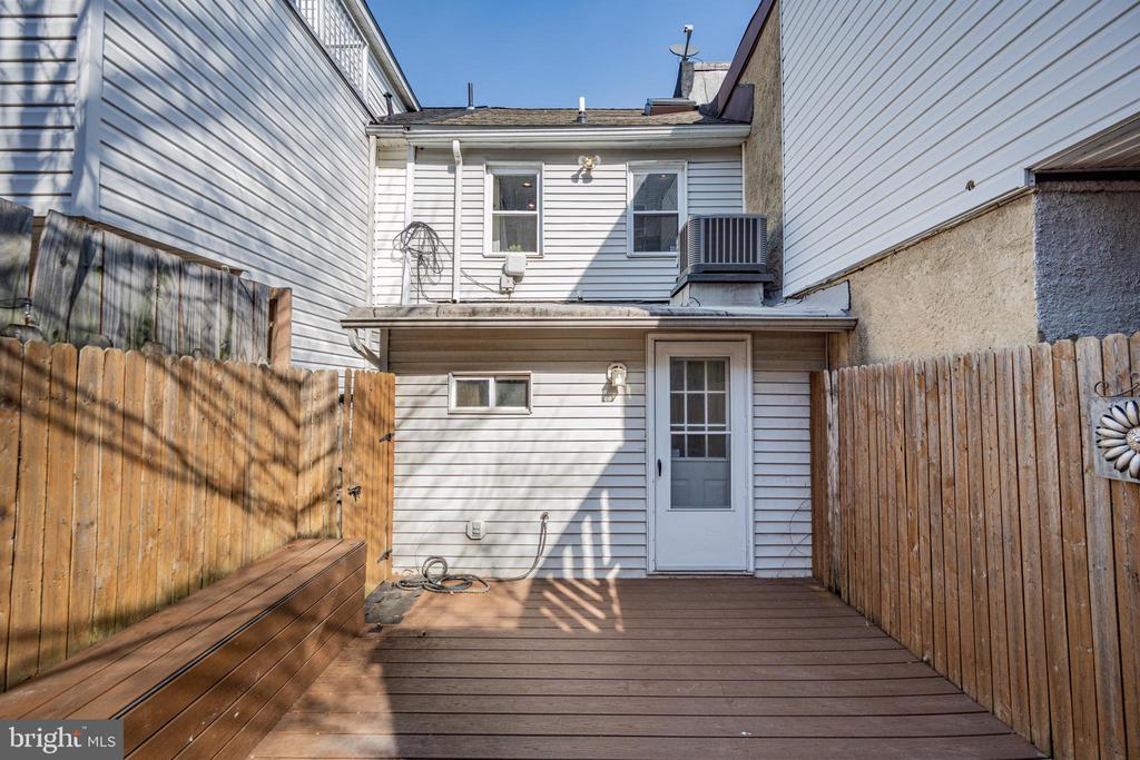 129 E Cross St