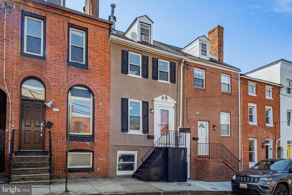 129 E Cross St