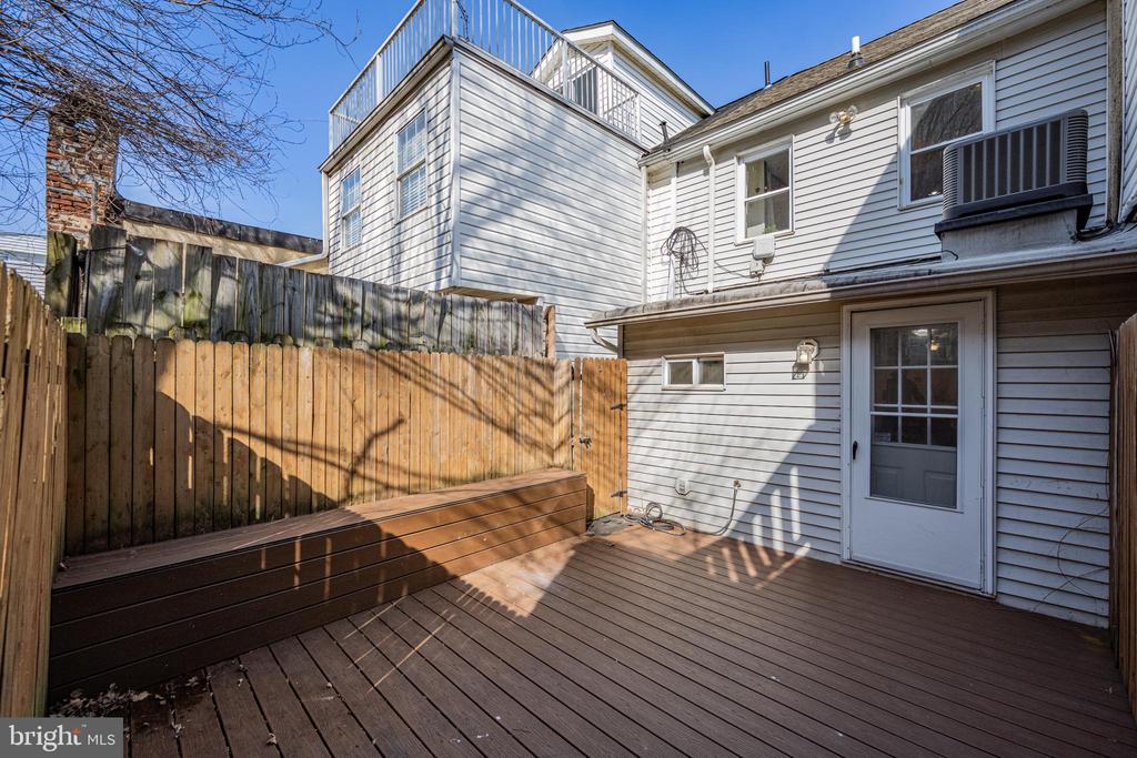 129 E Cross St