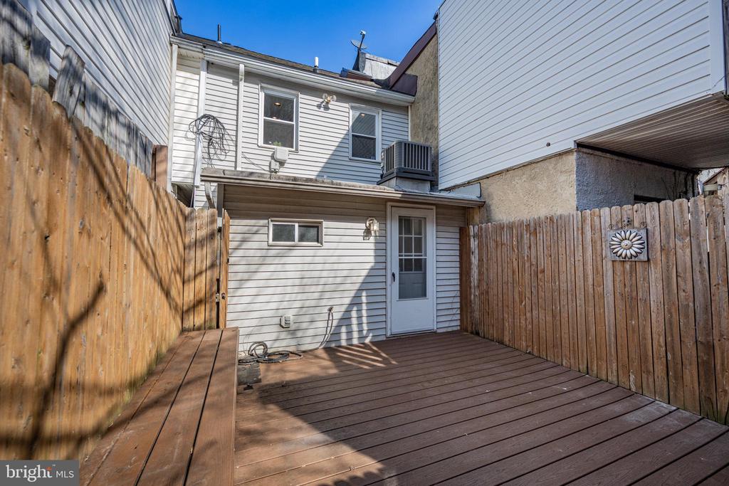 129 E Cross St
