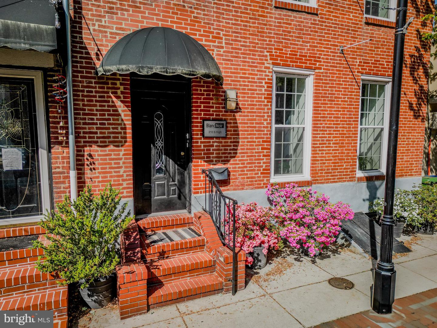 210 S High St