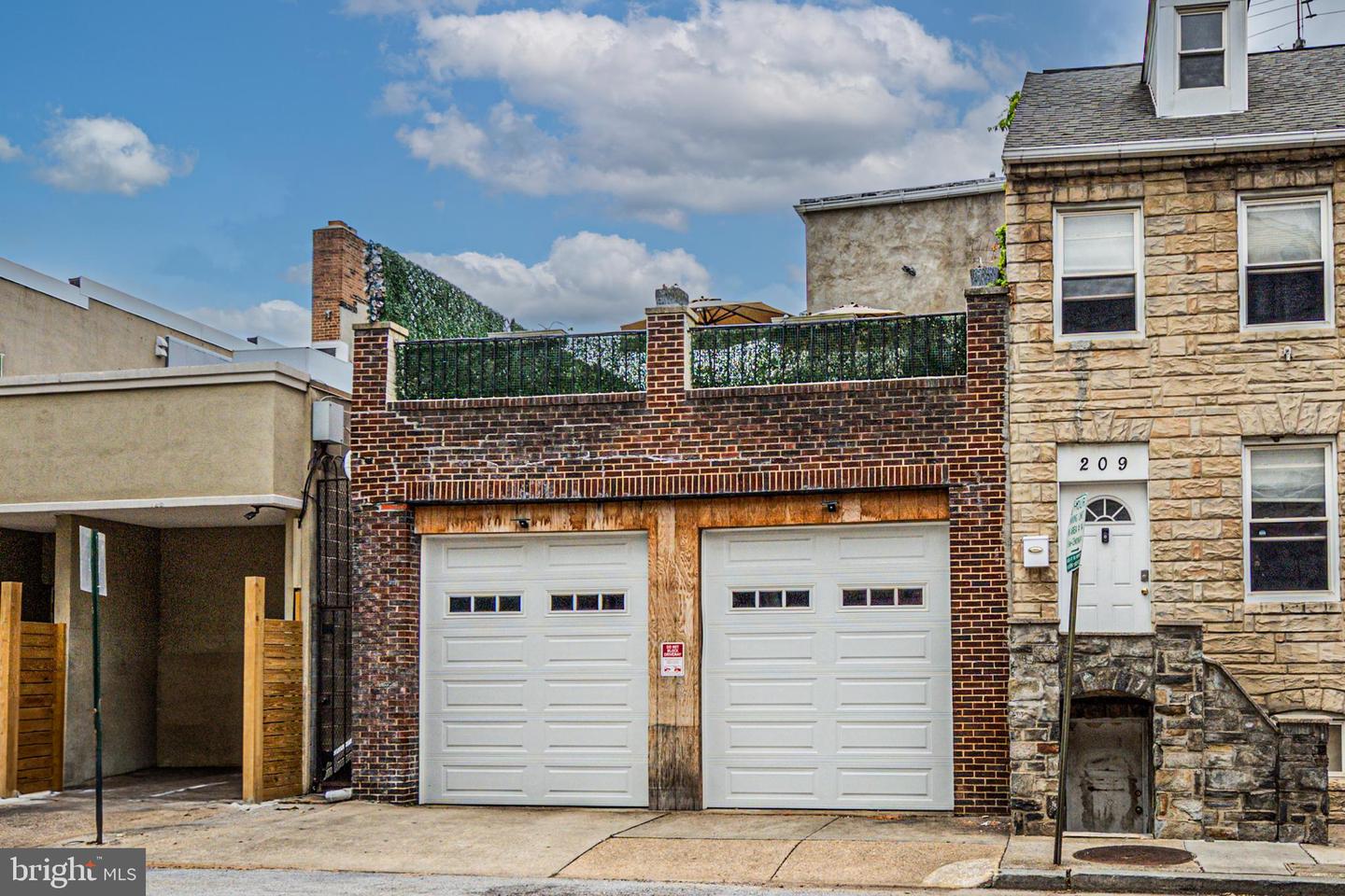 210 S High St