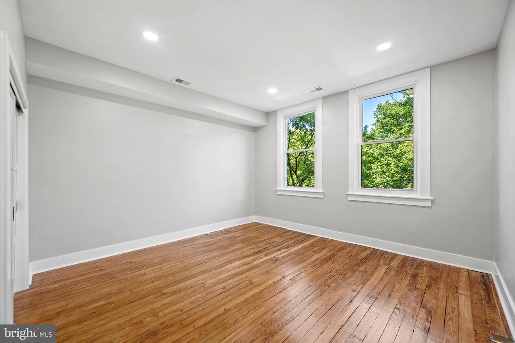 135 S Linwood Ave