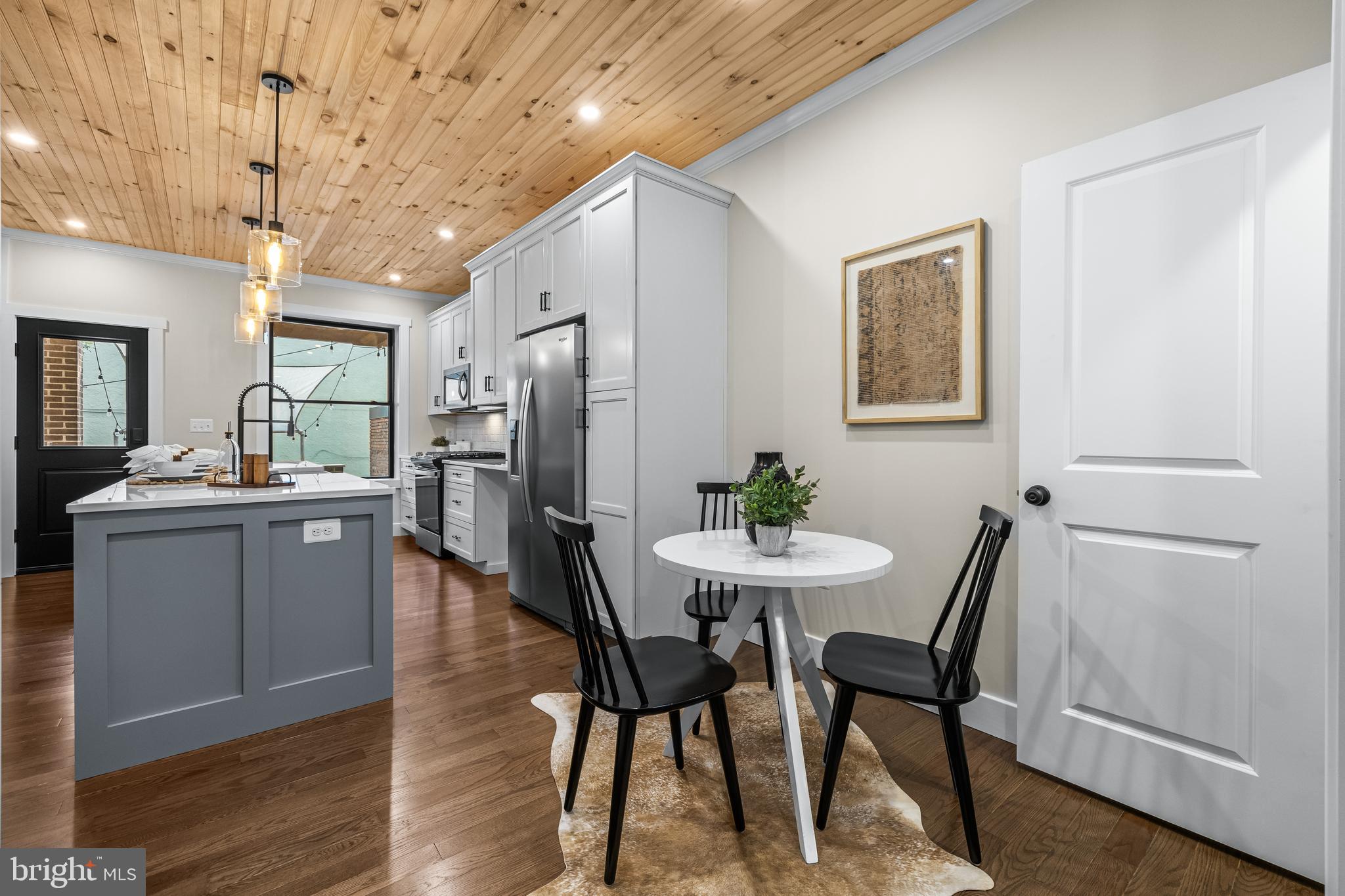 3635 CHESTNUT AVENUE