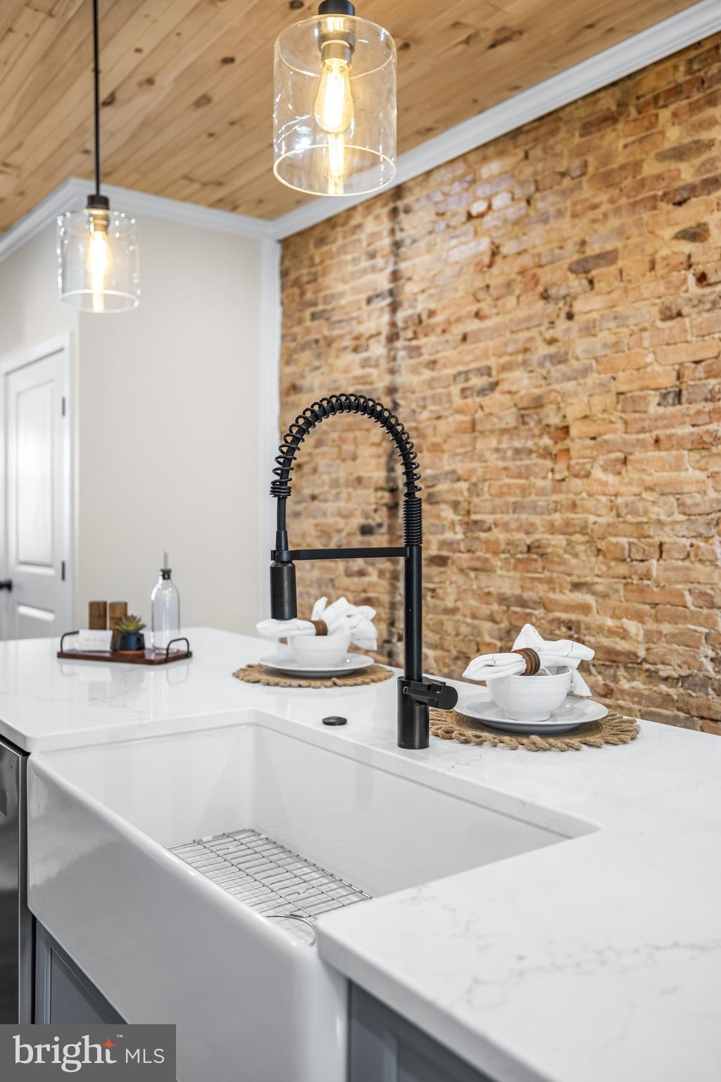 3635 CHESTNUT AVENUE