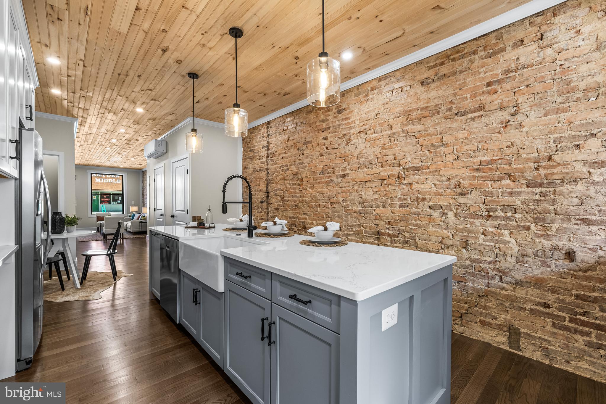 3635 CHESTNUT AVENUE