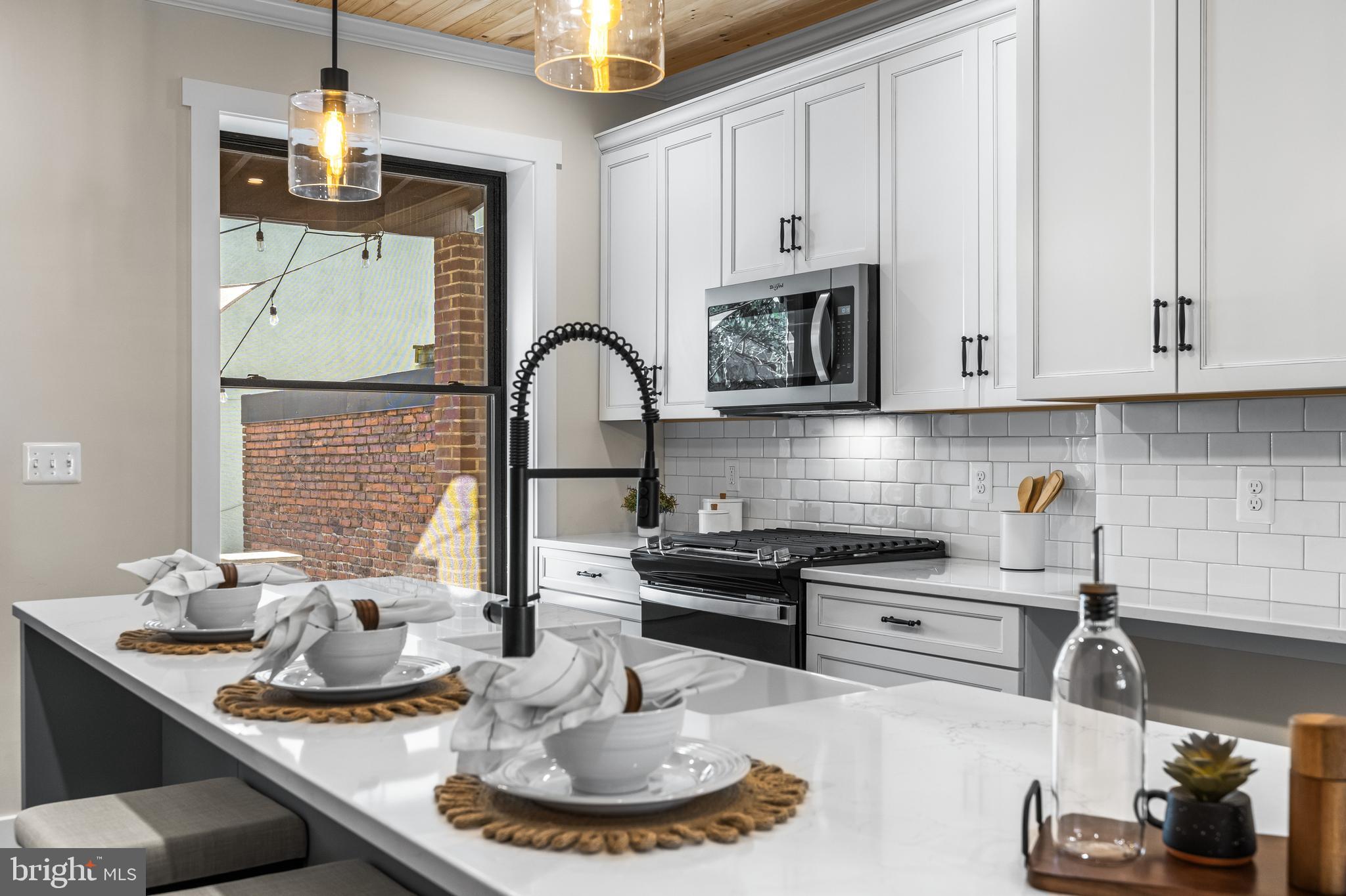 3635 CHESTNUT AVENUE