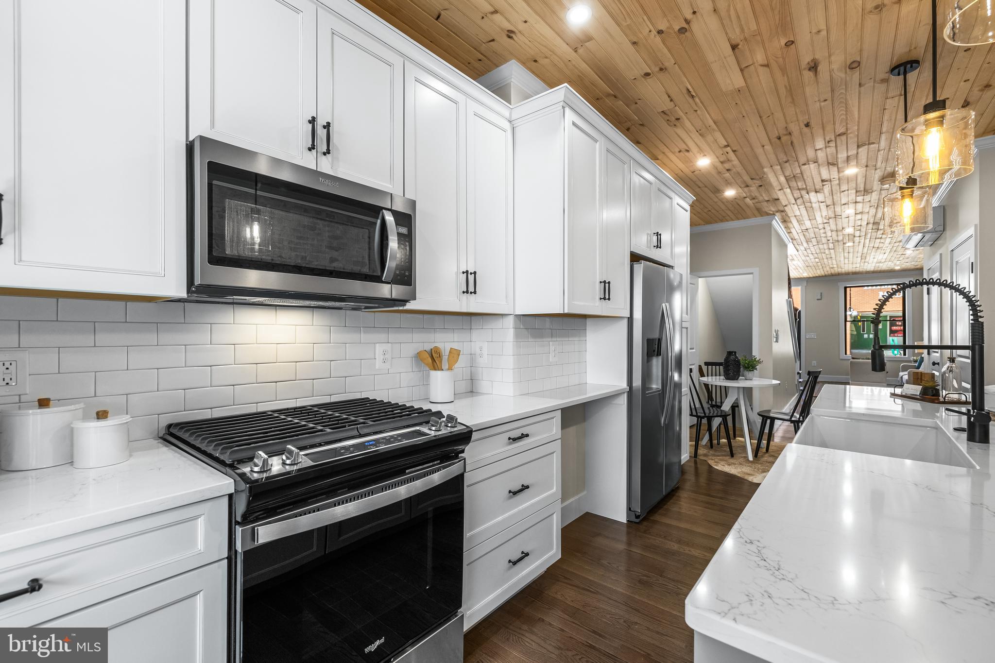 3635 CHESTNUT AVENUE