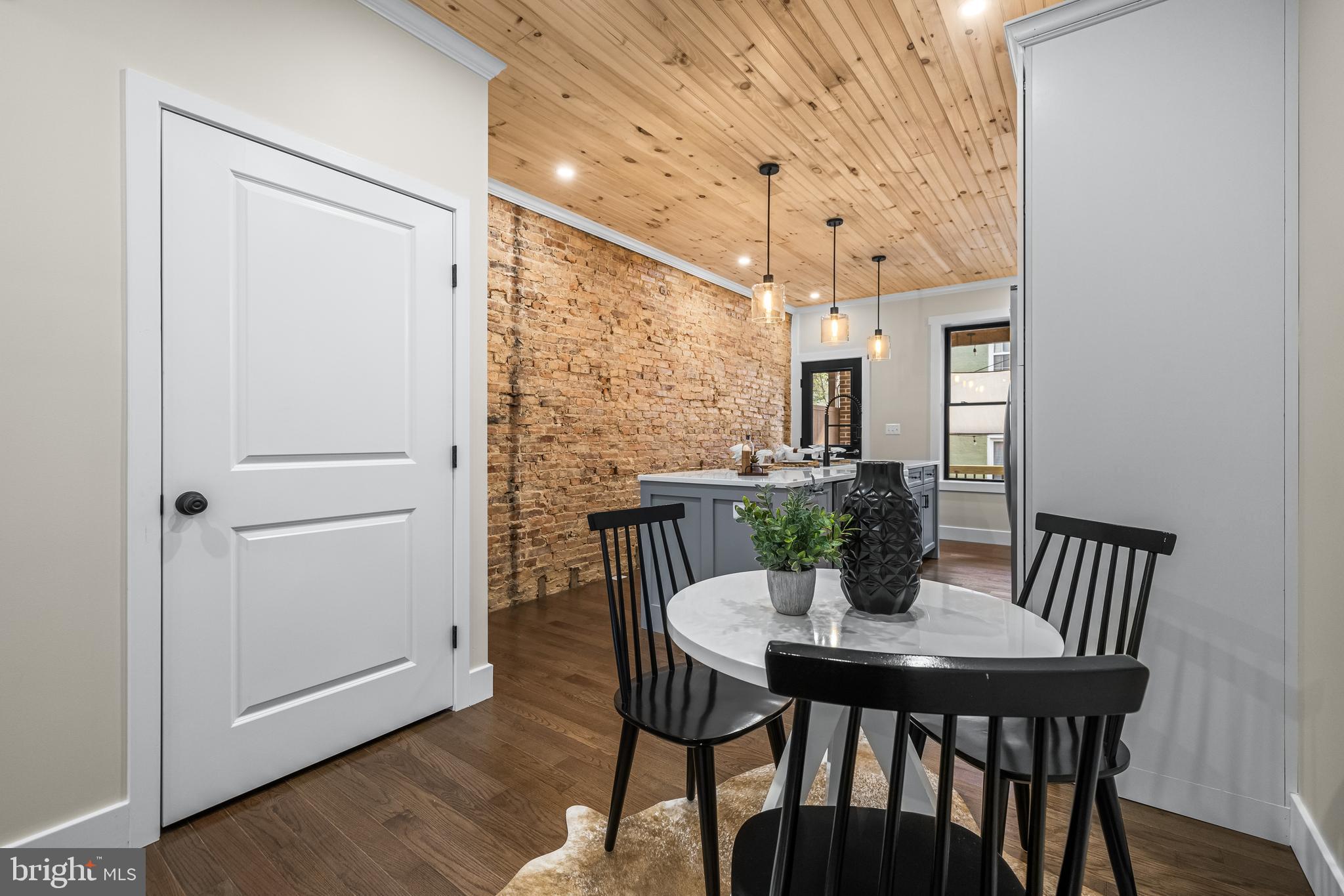 3635 CHESTNUT AVENUE