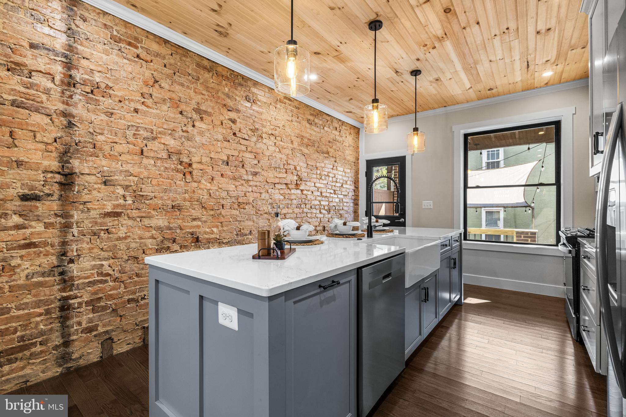 3635 CHESTNUT AVENUE