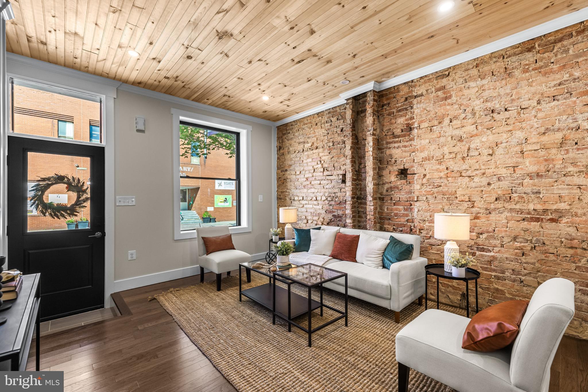 3635 CHESTNUT AVENUE