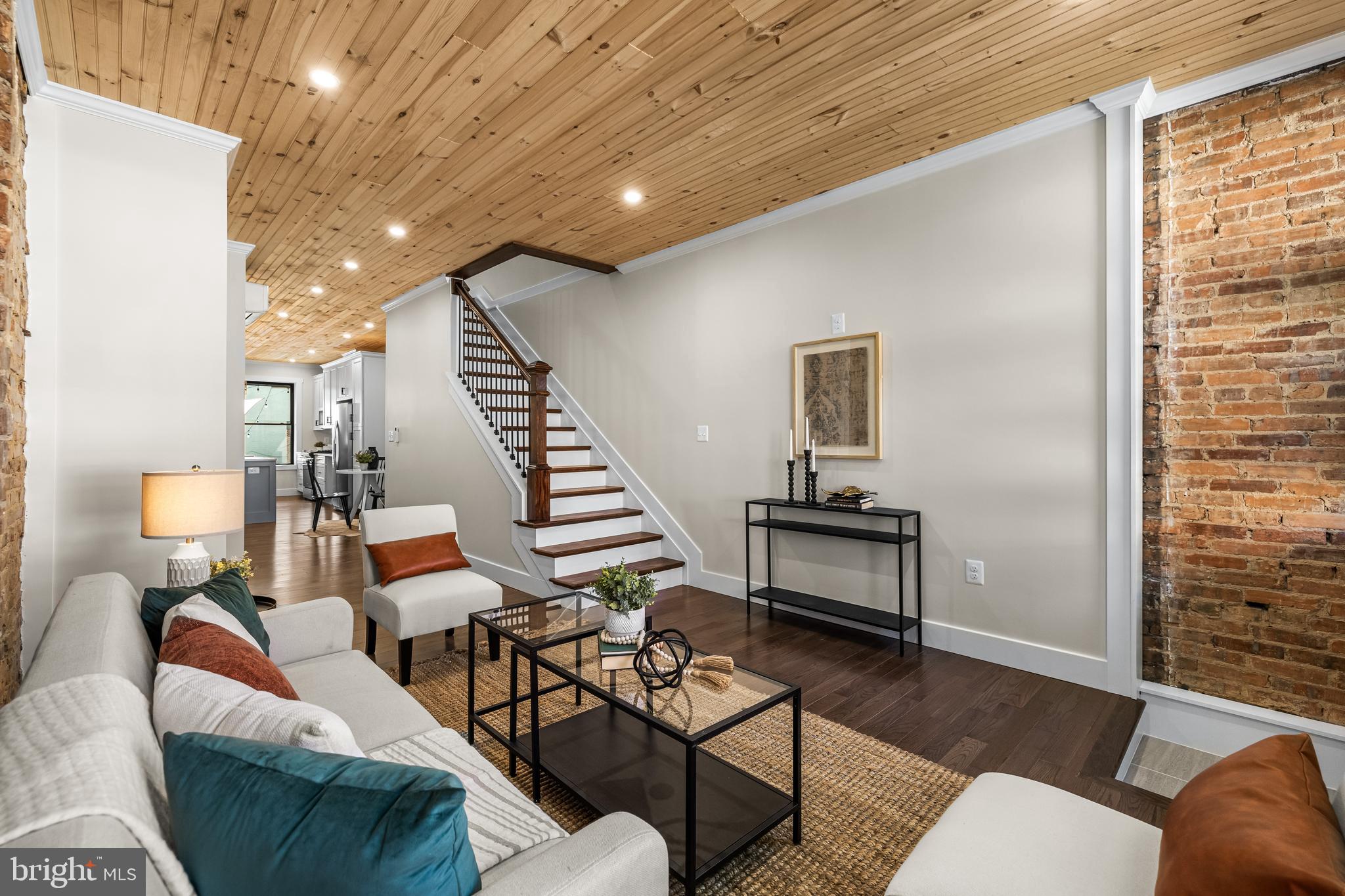 3635 CHESTNUT AVENUE