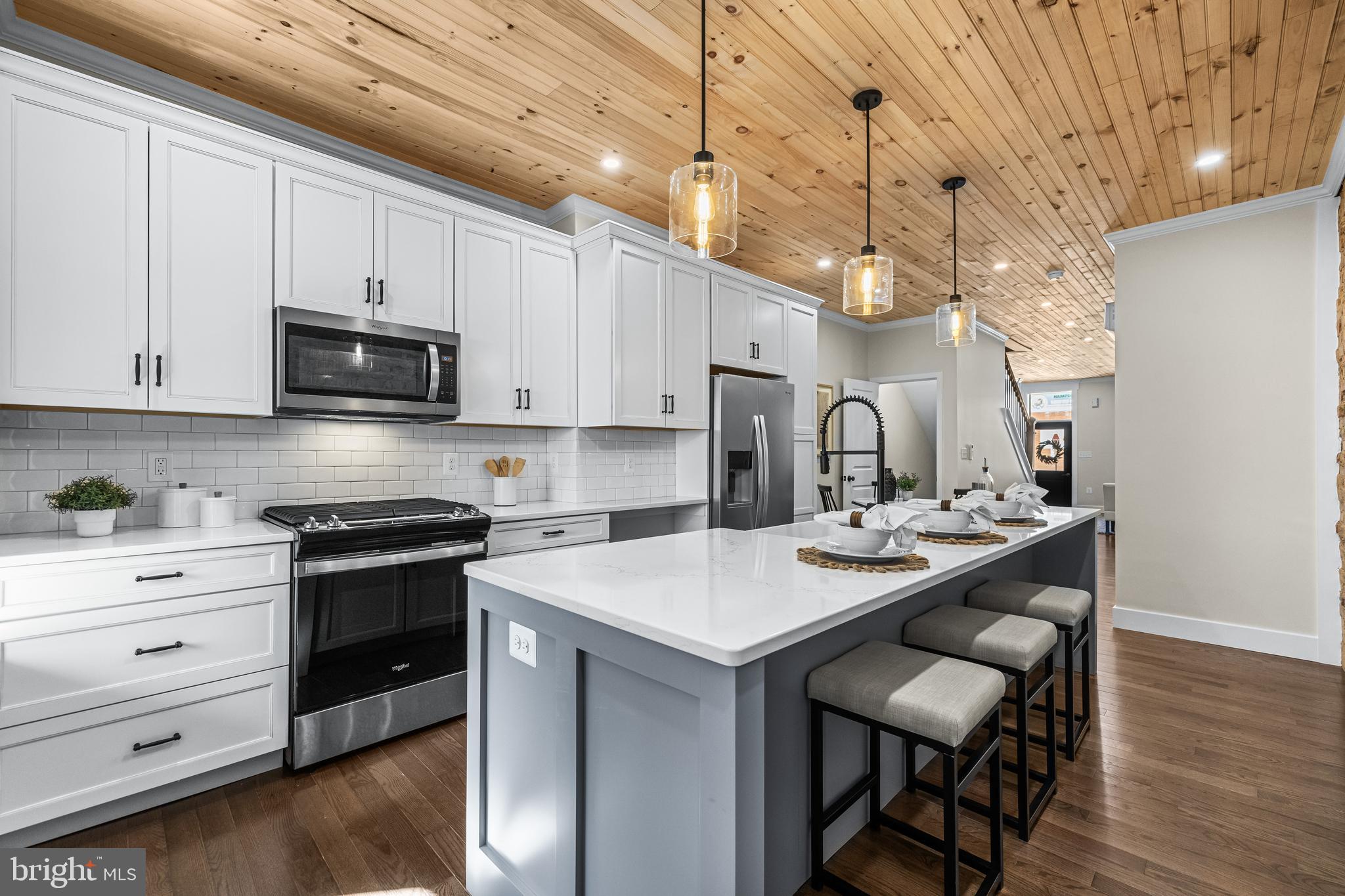 3635 CHESTNUT AVENUE