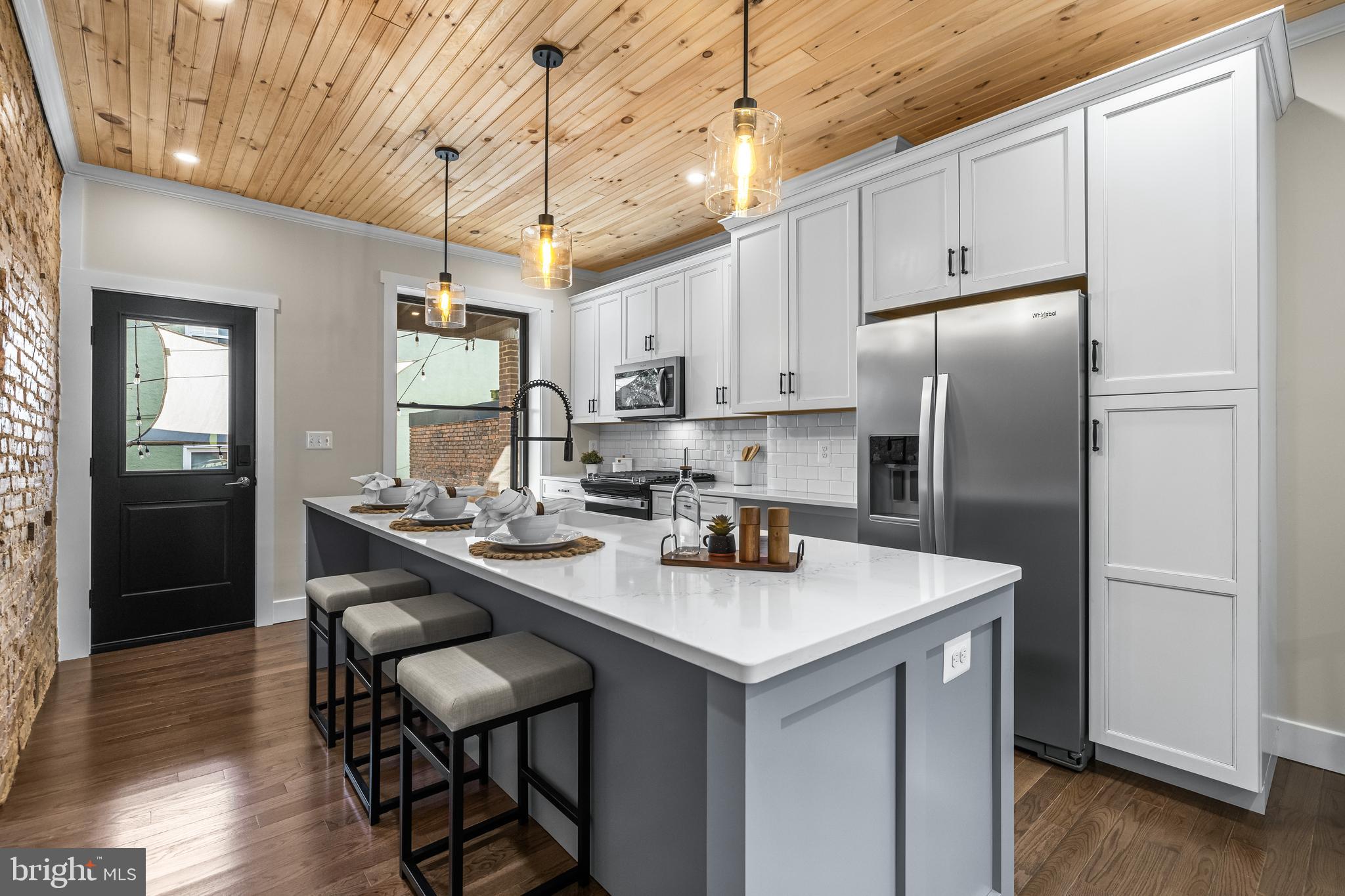 3635 CHESTNUT AVENUE