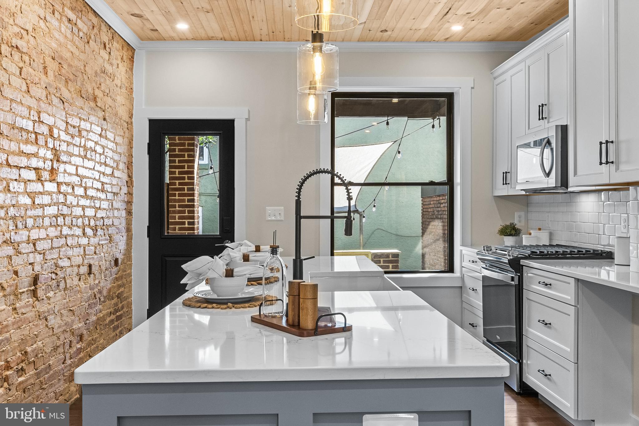 3635 CHESTNUT AVENUE