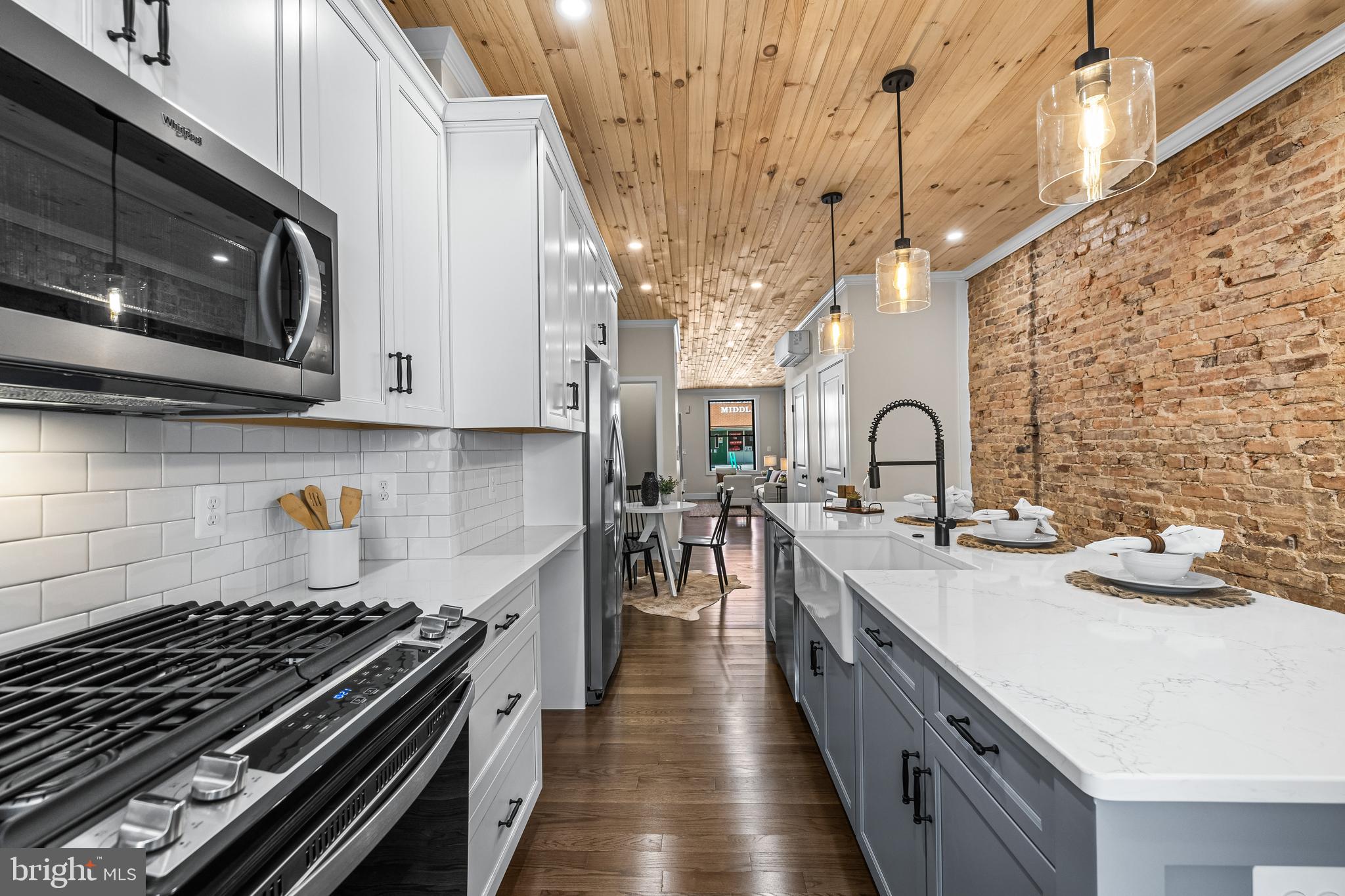 3635 CHESTNUT AVENUE