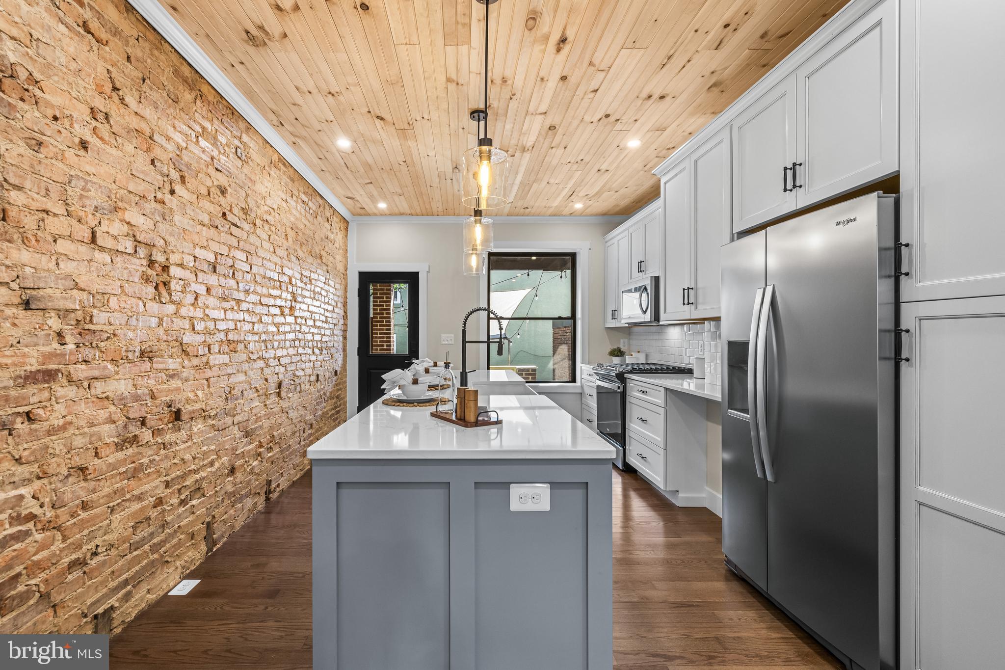 3635 CHESTNUT AVENUE