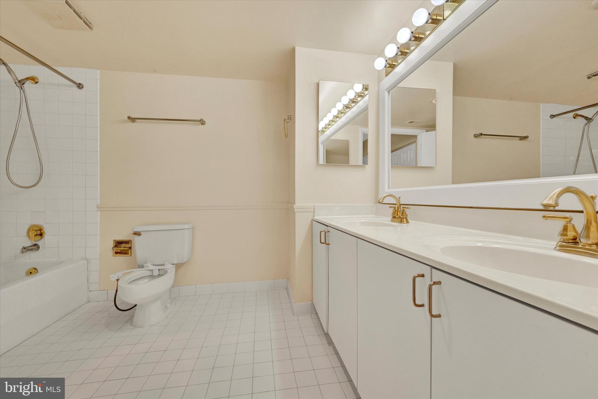 1040 DEER RIDGE DRIVE 213