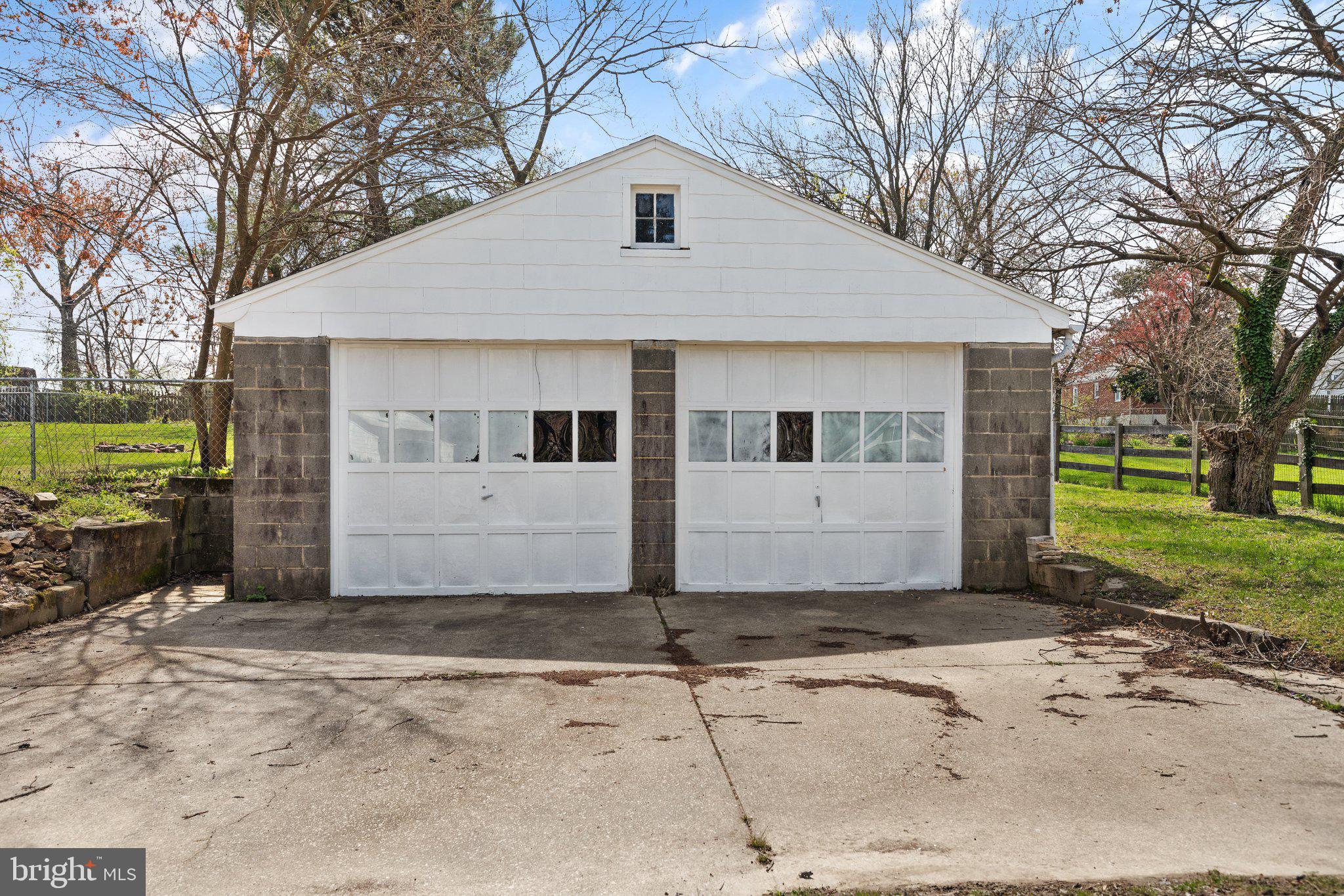 3043 Moreland