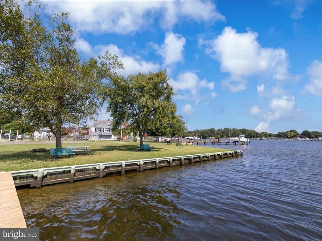 202 Bayside Dr