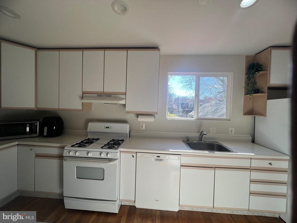 905 WOODSDALE ROAD