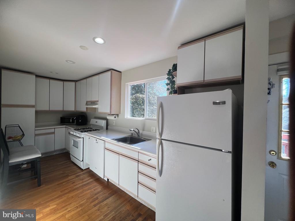 905 WOODSDALE ROAD