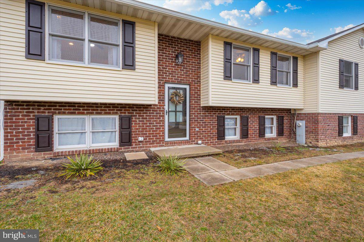 1589 SMILEY DRIVE