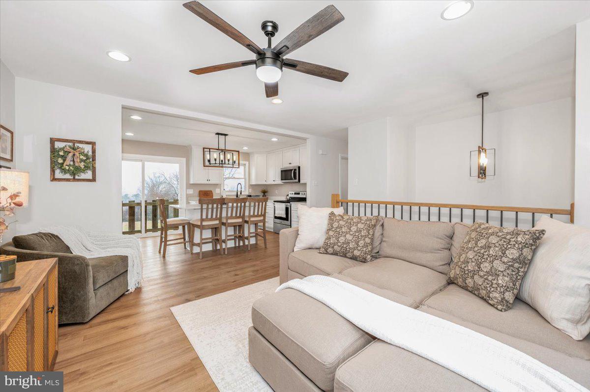 1589 SMILEY DRIVE