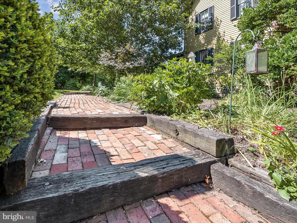 691 River Rd