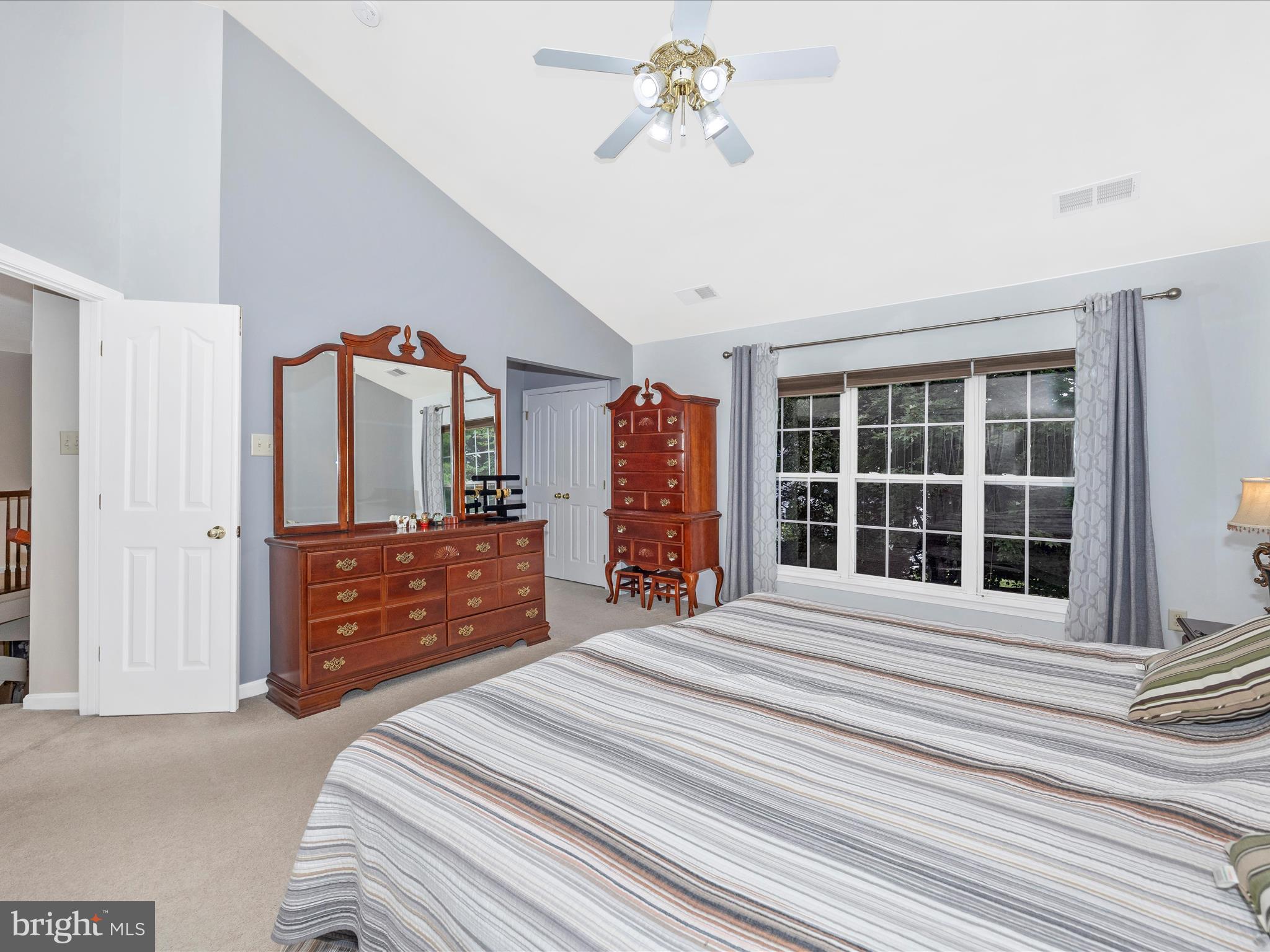 5812 WHITE PEBBLE PATH