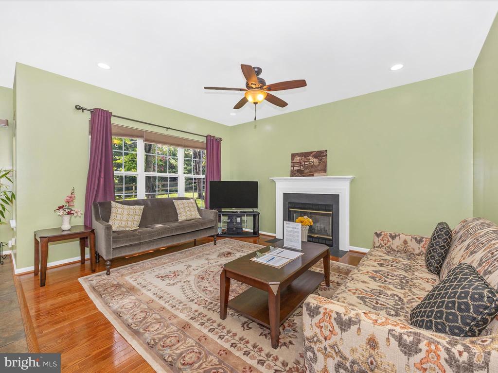 5812 WHITE PEBBLE PATH