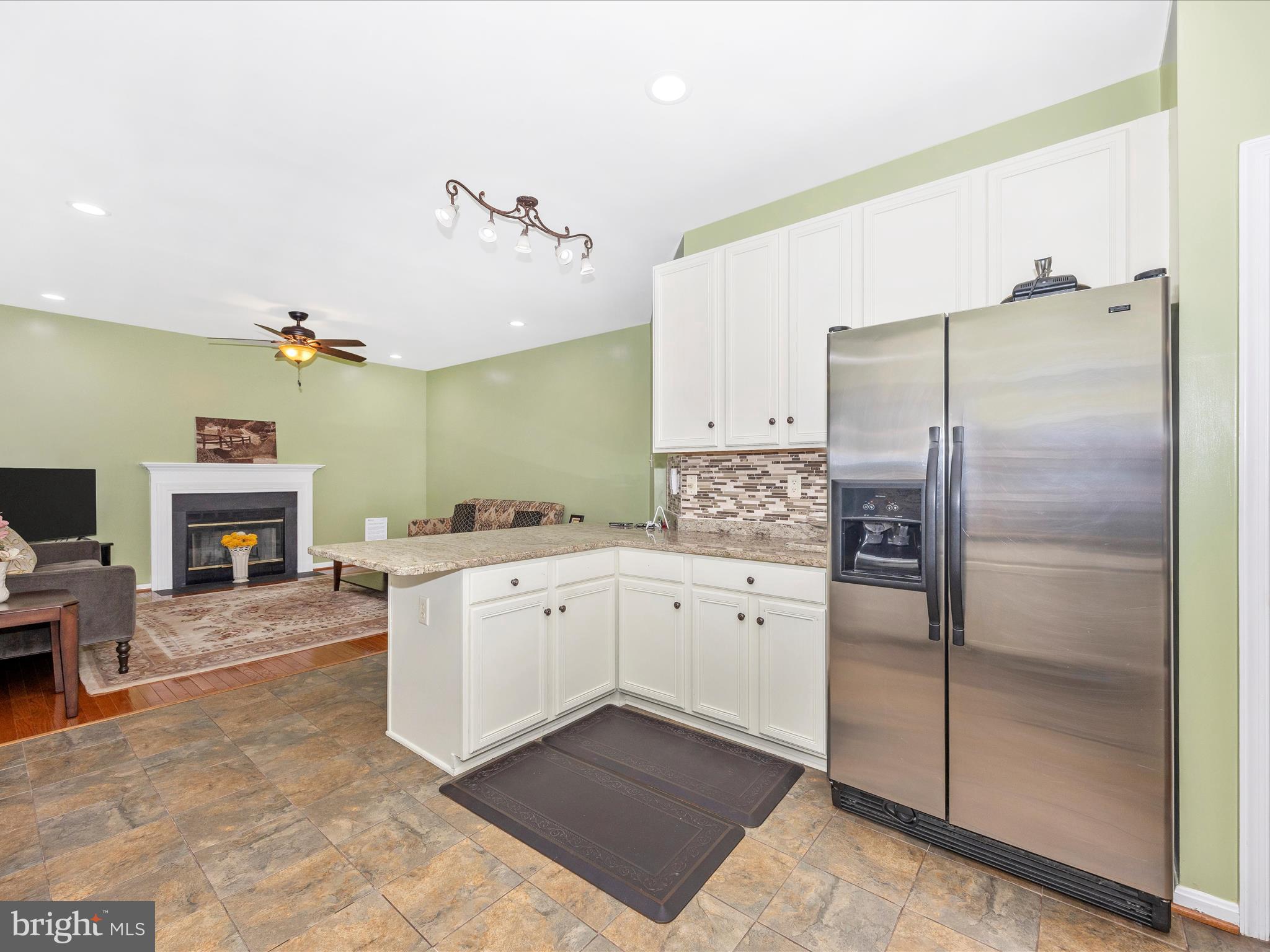 5812 WHITE PEBBLE PATH
