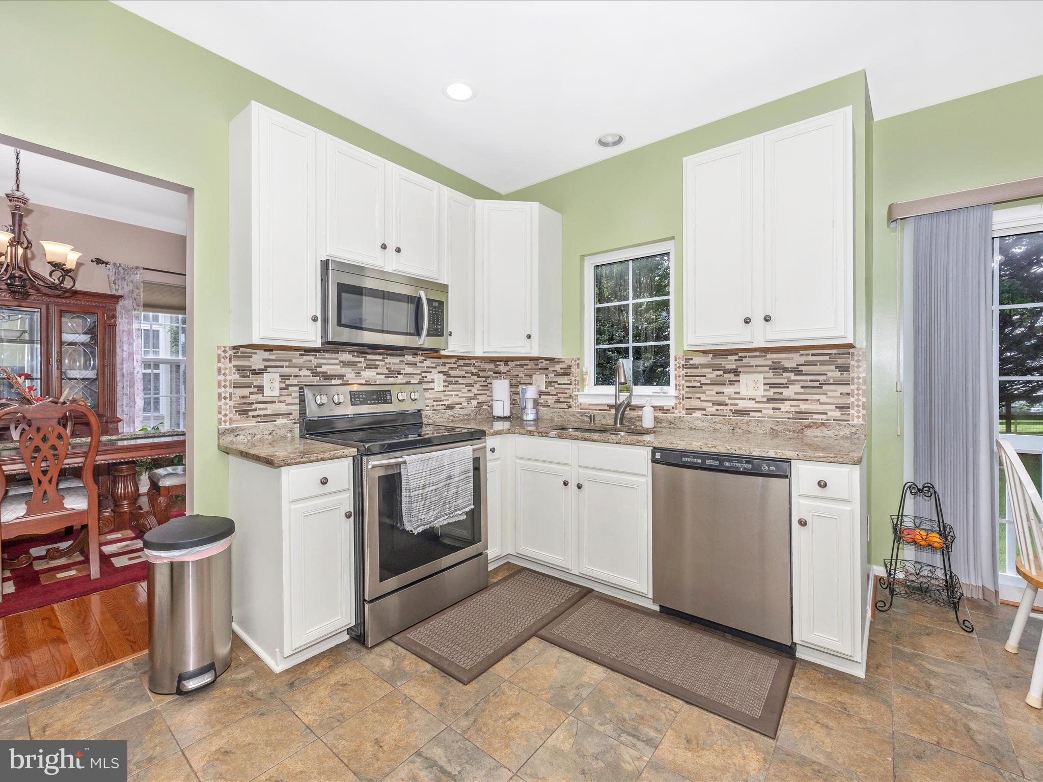 5812 WHITE PEBBLE PATH